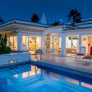 Relaxing Heated Pool Luxurious Views Massage Villa